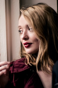 Blonde Face Girl Lipstick (640x960) Resolution Wallpaper