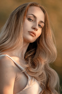 Blonde Girl Wavy Hairs 4k (640x960) Resolution Wallpaper