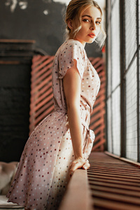 Brown Eyes Blonde Girl In Polka Dot Dress 4k (320x568) Resolution Wallpaper