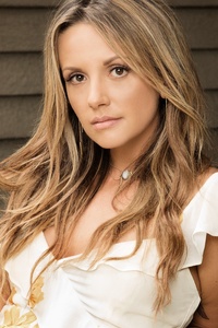 Carly Pearce (320x480) Resolution Wallpaper