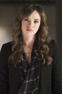 2160x3840 Danielle Panabaker As Caitlin In Flash