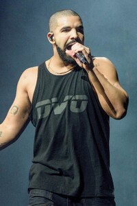 Drake (640x960) Resolution Wallpaper