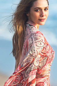 320x568 Elizabeth Olsen In Beach Photoshoot