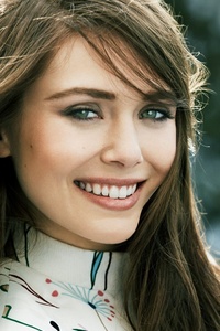 Elizabeth Olsen Smiling (720x1280) Resolution Wallpaper