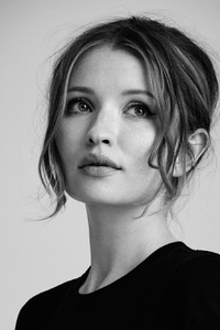 Emily Browning (640x1136) Resolution Wallpaper