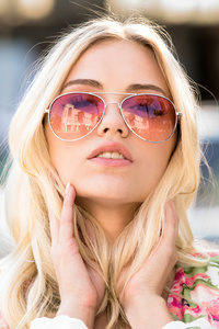 Girl Glasses Sunlight 5k
