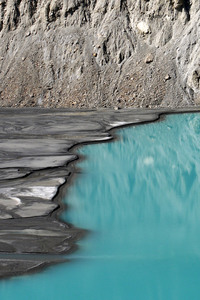 Glacial lake (320x568) Resolution Wallpaper