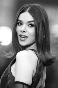 Hailee Steinfeld At Sinners Movie Premiere (1280x2120) Resolution Wallpaper