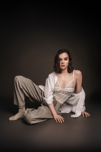 Hailee Steinfeld Esquire Mexico (1125x2436) Resolution Wallpaper