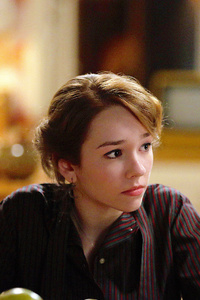 Holly Taylor The Americans (480x800) Resolution Wallpaper