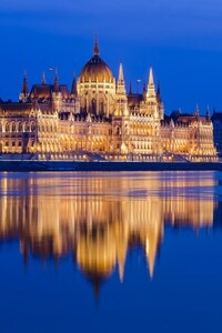 Hungarian Parliament Building 2 (1080x2160) Resolution Wallpaper