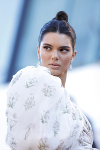 Kendall Jenner In White Dress 2018 5k