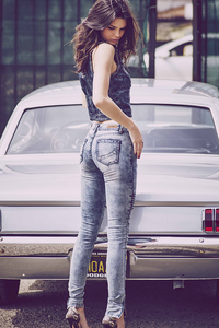 480x800 Kendall Jenner Jeans Brunette Looking Back