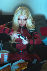 320x568 Lady Deadpool Playing Games