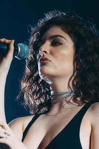 Lorde Live Singing (360x640) Resolution Wallpaper