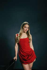 Madelyn Cline (640x1136) Resolution Wallpaper