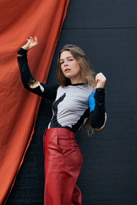 Maggie Rogers (480x800) Resolution Wallpaper