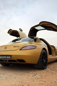 480x800 Mercedes Benz in Desert