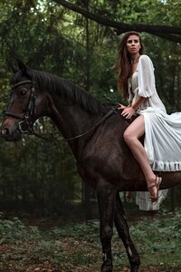 1440x2960 Model With Horse