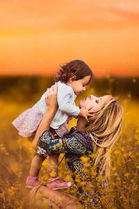1440x2960 Mom With Little Daughter