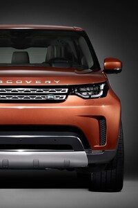New Land Rover Discovery 2017 (640x1136) Resolution Wallpaper