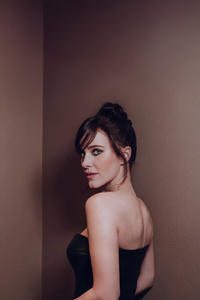 Rachel Brosnahan S Magazine 2025 (720x1280) Resolution Wallpaper