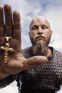 Ragnar Lodbrok In Vikings (540x960) Resolution Wallpaper