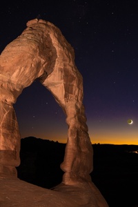 Rock Formation In The Middle Of Night Sky 4k (480x854) Resolution Wallpaper