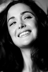 Rose Byrne Smiling (640x960) Resolution Wallpaper