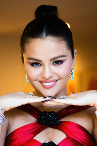 Selena Gomez At Golden Globes 2024 4k (320x480) Resolution Wallpaper