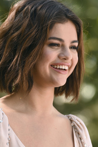 Selena Gomez At Hotel Transylvania 3 Press Tour (1080x2160) Resolution Wallpaper