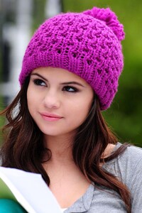 Selena Gomez Cute (240x320) Resolution Wallpaper