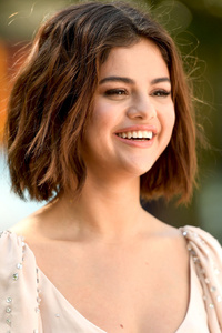 Selena Gomez Smile (800x1280) Resolution Wallpaper