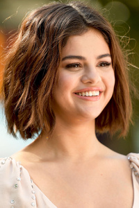 Selena Gomez Smiling 2018 (480x854) Resolution Wallpaper