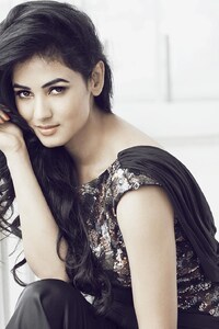 Sonal Chauhan Indian Celebrity (320x568) Resolution Wallpaper
