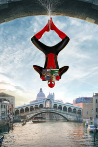 540x960 Spiderman Far From Home Hanging And Reading Newspaper