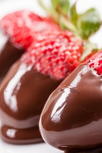 1242x2688 Strawberry Chocolate Dessert