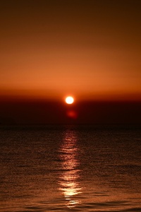 Sun Is Setting Over The Ocean (640x960) Resolution Wallpaper