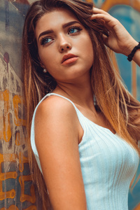640x960 Tanned Girl With Blue Eyes