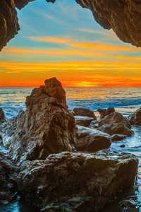 The Stunning Crag Arch At Malibu Beach Usa Embraced By The Majestic Pacific Ocean (640x1136) Resolution Wallpaper