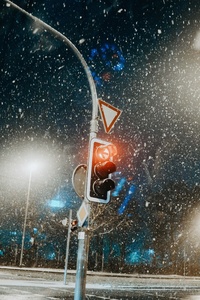 Traffic Light Snow Pillar 5k (1440x2960) Resolution Wallpaper