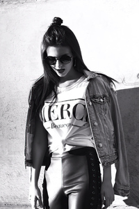 Victoria Justice With Shades Monochrome 5k