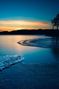 Winter wonderland Lake (640x960) Resolution Wallpaper