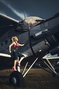 800x1280 Women With Planes