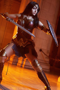 640x1136 Wonder Woman Sword Cosplay