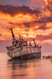 320x568 Wrecked Ship 4k